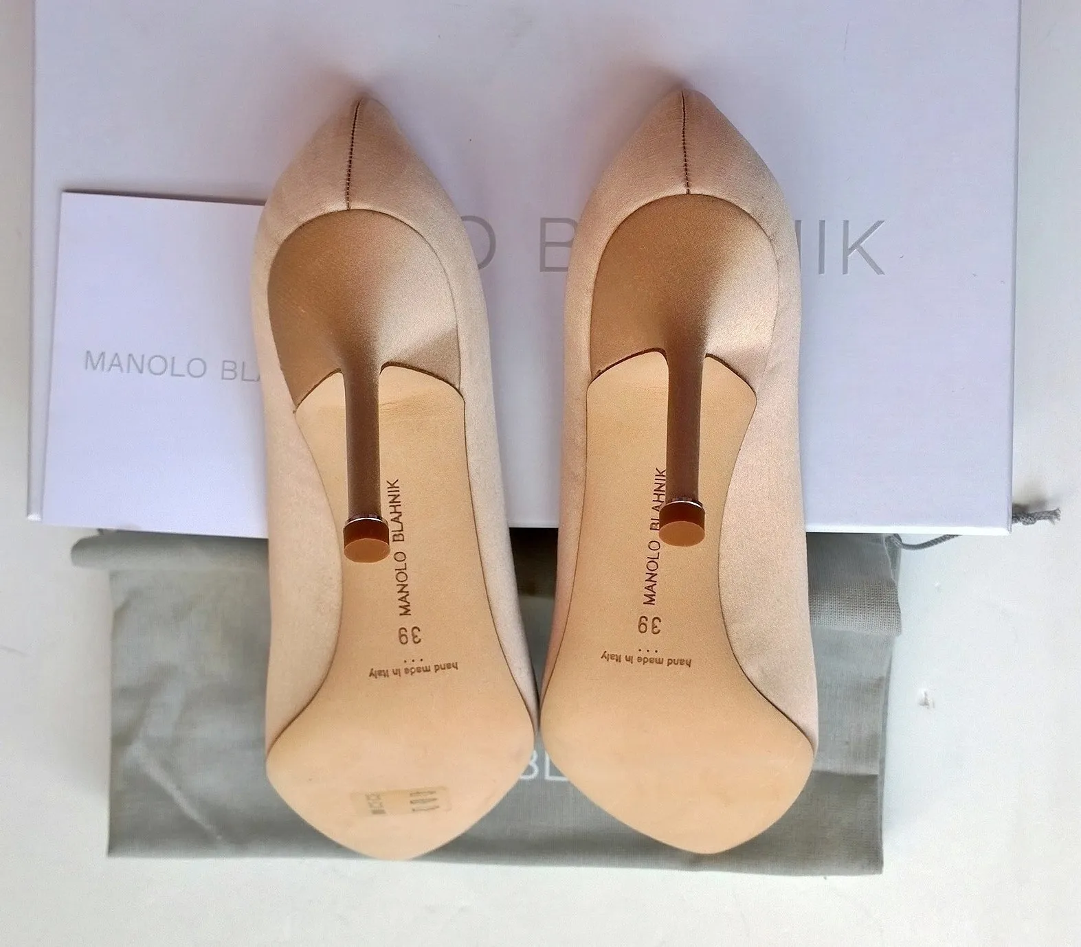 Manolo Blahnik Hangisi 90 Pale Pink Nude Strass Buckle Heels Pumps