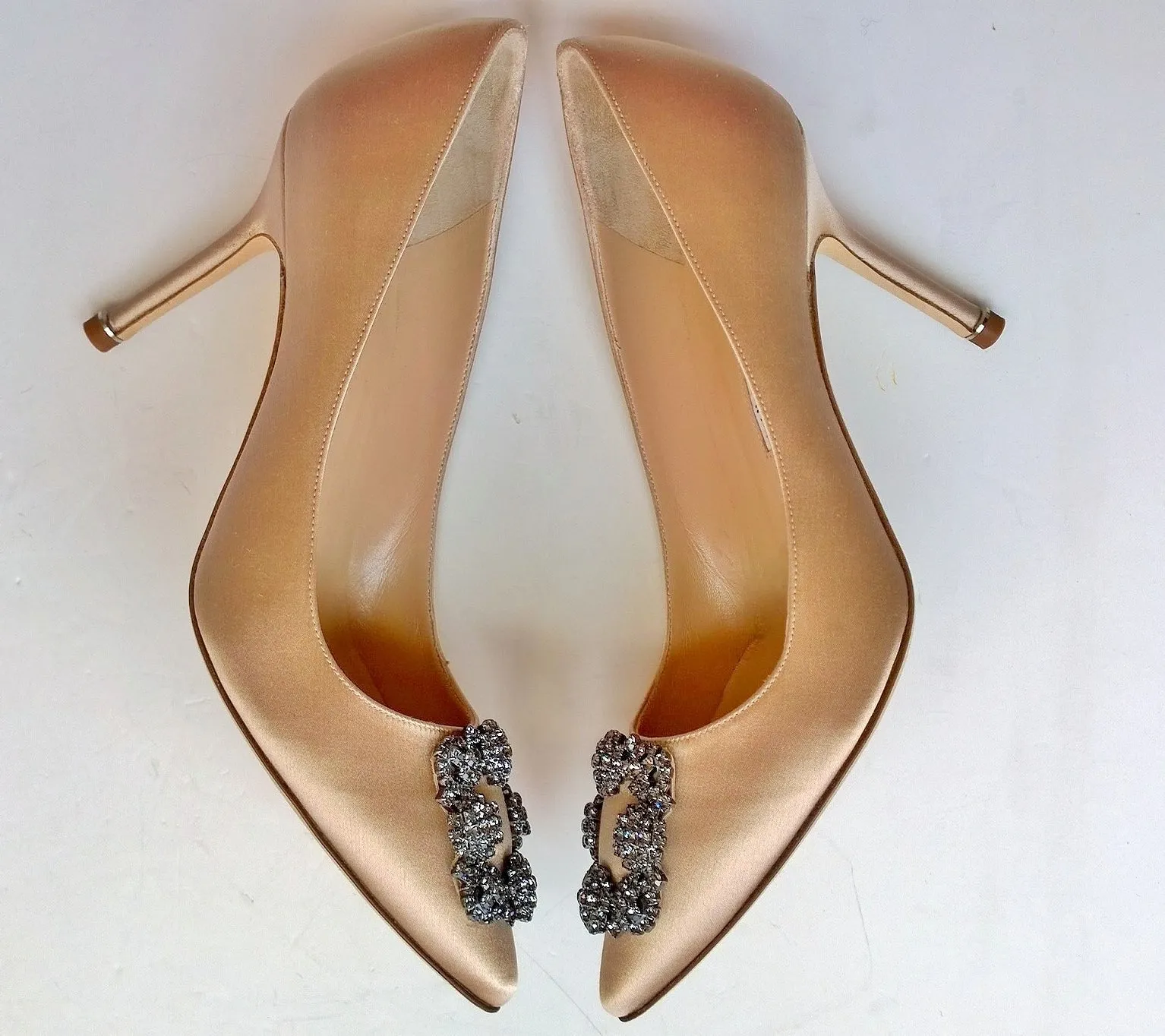 Manolo Blahnik Hangisi 90 Pale Pink Nude Strass Buckle Heels Pumps