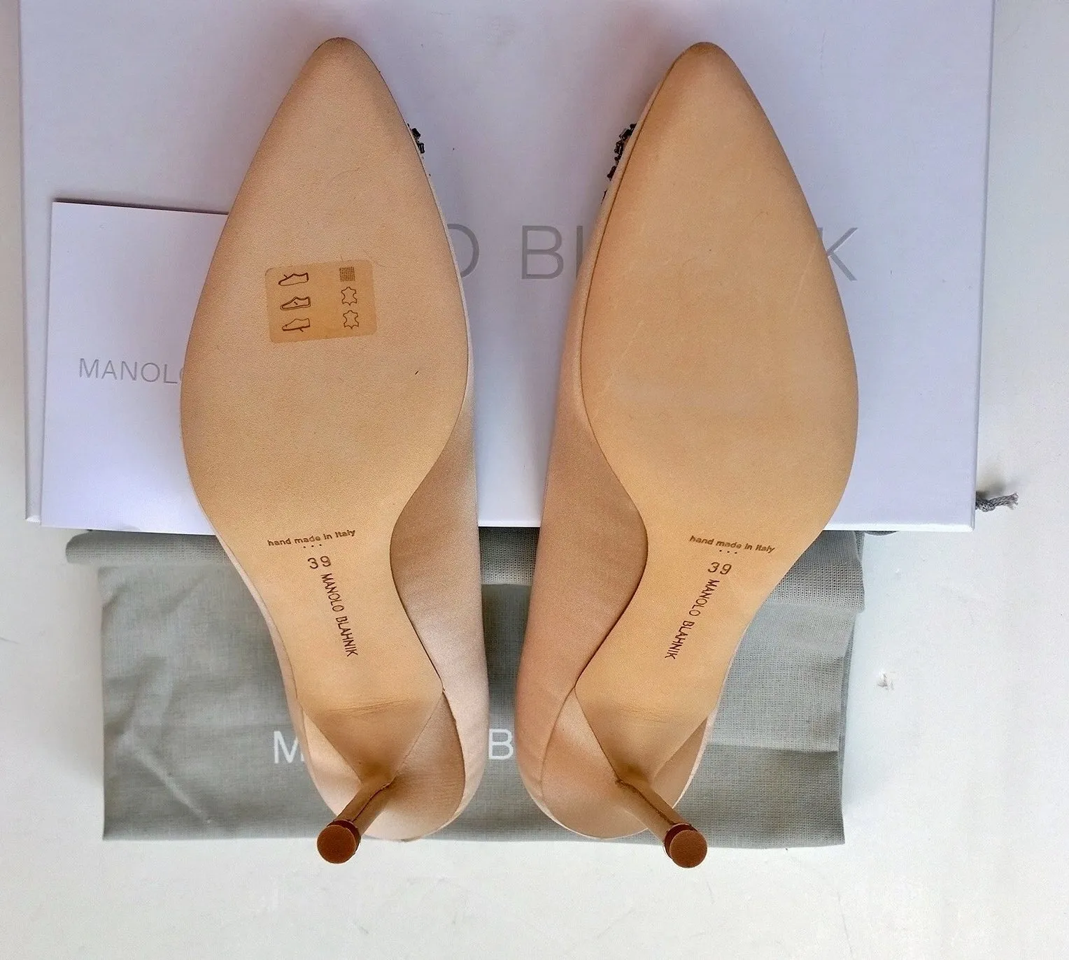 Manolo Blahnik Hangisi 90 Pale Pink Nude Strass Buckle Heels Pumps