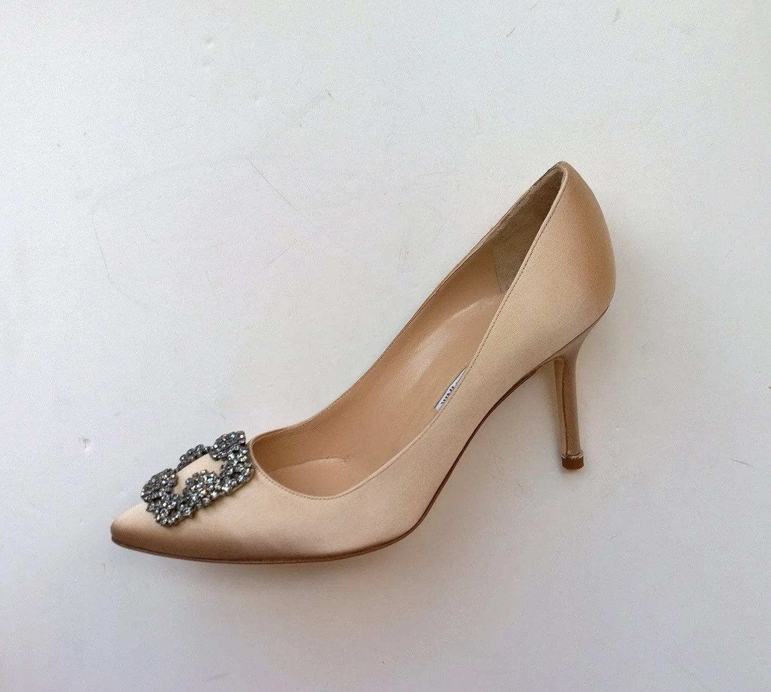 Manolo Blahnik Hangisi 90 Pale Pink Nude Strass Buckle Heels Pumps