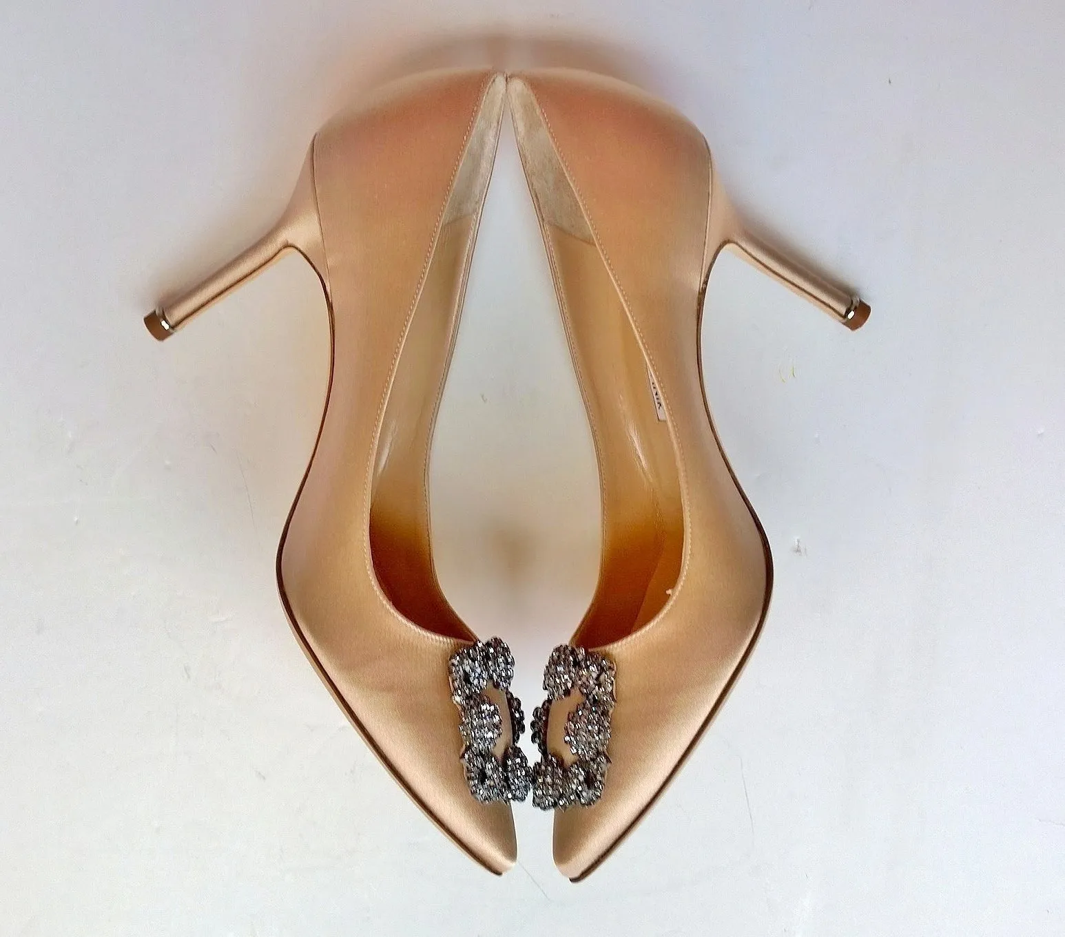 Manolo Blahnik Hangisi 90 Pale Pink Nude Strass Buckle Heels Pumps